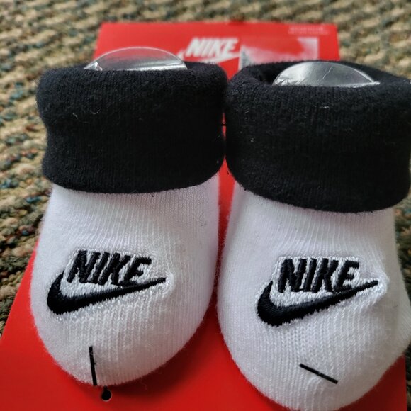 Nike Booties Socks Baby Infant 0-6 Months Boys Girls White Black Swoosh NEW T4 - Picture 2 of 5
